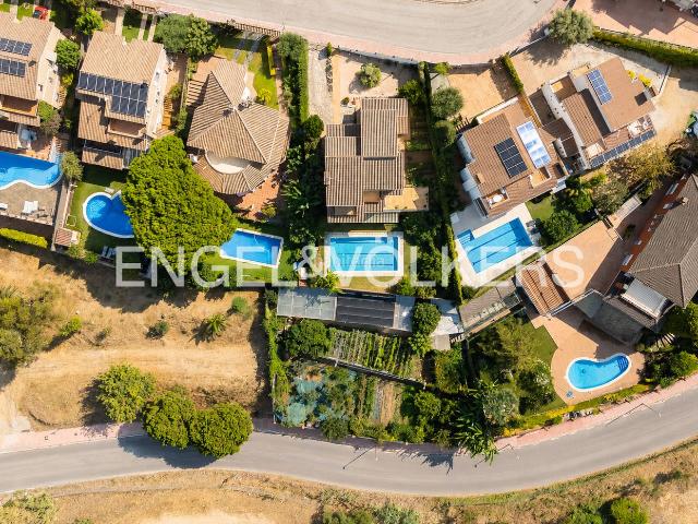 Casa en venta en Teià. Casa con piscina y vistas panorámicas al mar en Teià. Casas.