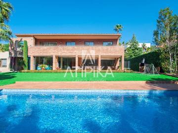 Casa en venta en Teià. Casa en venta en urbanización exclusiva, junto al Club de Golf. Casas.