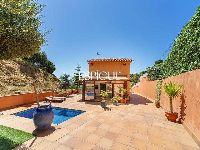 Casa en venta en Teià. Chalet independiente con gran parcela y vistas al mar en urbanización de Teià. Casas.