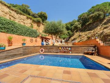 Casa en venta en Teià. Chalet independiente con gran parcela y vistas al mar en urbanización de Teià. Casas.