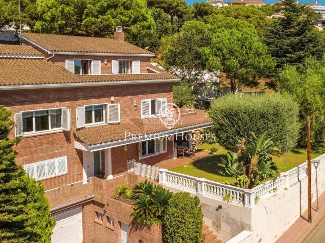 Casa en venta en Teià. Amplio chalet con vistas al mar en Teià. Casas.
