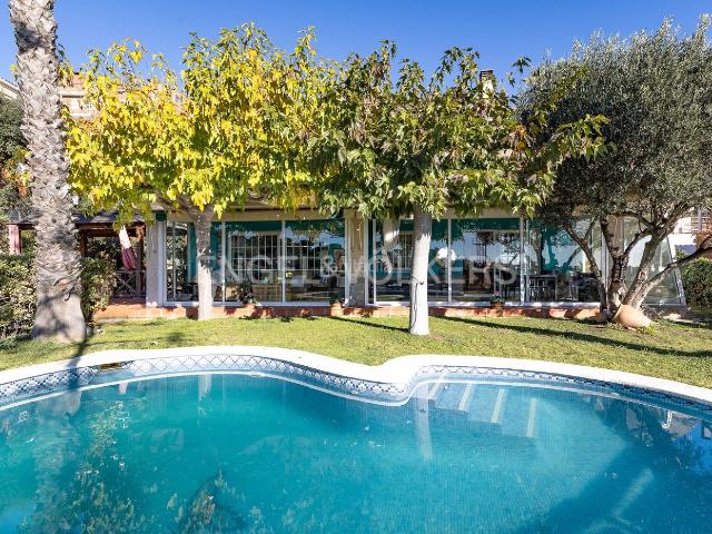 Casa en venta en Teià. Gran Villa con Vistas al Mar y apartamento independiente. Casas.
