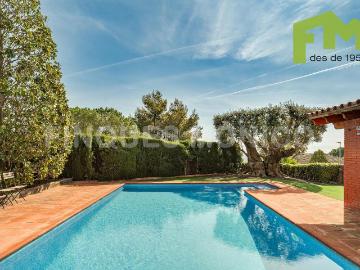 Casa en venta en Teià. Exclusividad con vistas al mar y máxima privacidad. Casas.