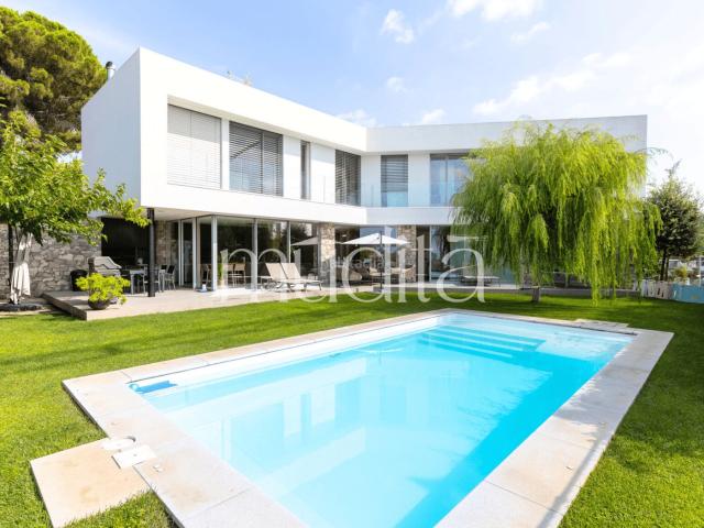 Casa en venta en Teià. Una casa que respira arquitectura luz, jardín y silencio en el Maresme. Casas.
