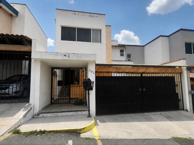 Casa en Venta en Tejeda, Corregidora | 3 Recámaras, Jardín y Cochera para 2 Autos