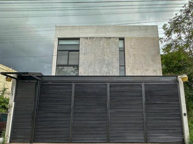 CASA EN VENTA EN TEMOZON NORTE A MINUTOS DE PLAZA LA ISLA