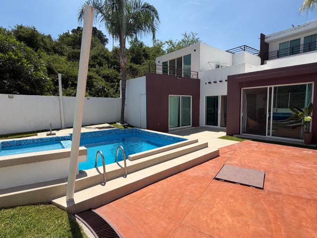 Casa en venta en Tequesquitengo,Moreos, alberca, jacuzzi y vista al lago. Clave 6424