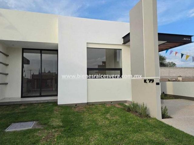 CASA EN VENTA EN TEQUISQUIAPAN EN EL FRACC. LAS KINTAS. Belen