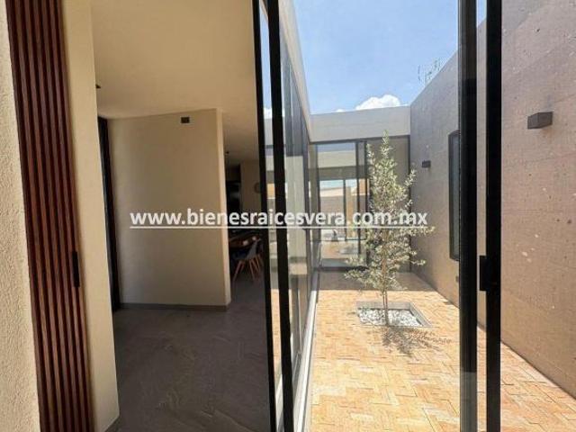 CASA EN VENTA EN TEQUISQUIAPAN EN EL FRACC. LAS KINTAS. Grecia