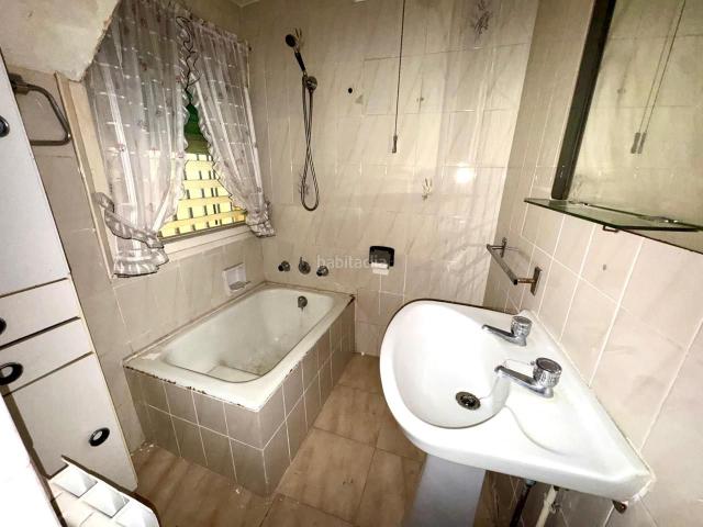 Casa adosada en venta en Terrassa, Barri del Centre. Casa en venta a reformar en Terrassa. Casas adosadas.