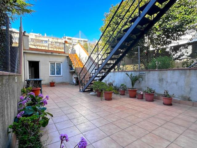 Casa en venta en Terrassa, Barri del Centre. Dos casas en una, en pleno Centro y en la Rambla dÈgara. Casas.