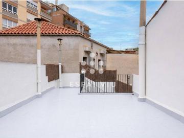 Casa en venta en Terrassa, Barri del Centre. Reforma integral a estrenar en calle peatonal con gran pk. Casas.
