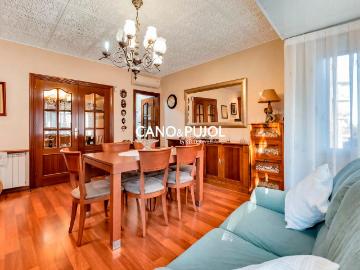 Casa en venta en Terrassa, Ca n'Anglada. Piso independiente con terrazas privadas en Terrassa. Casas.