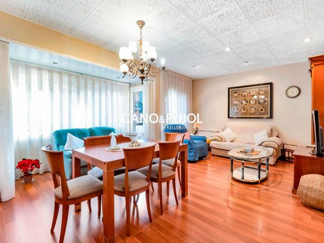 Casa en venta en Terrassa, Ca n'Anglada. Piso independiente con terrazas privadas en Terrassa. Casas.