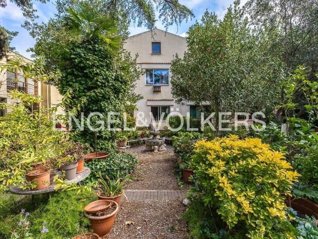 Casa en venta en Terrassa, Ca n'Aurell. Casa con gran patiojardín y seis plazas de garaje a unos pasos del centro de Terrassa, Ideal para familias o inversores. Casas.