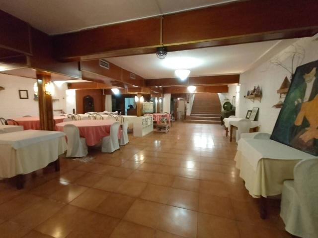 Casa en venta en Terrassa, Ca n'Aurell. Casa con local adecuado como barrestaurante!. Casas.