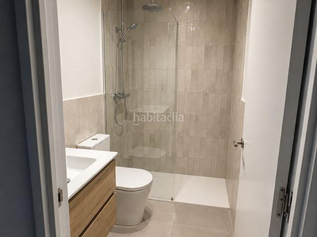 Casa en venta en Terrassa, Ca n'Aurell. Casa pareada reformada con patio privado. Casas.