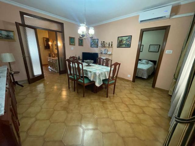 Casa en venta en Terrassa, Ca n'Aurell. Se vende casa 2 plantas, parking, terraza y 6 habitaciones. Casas.