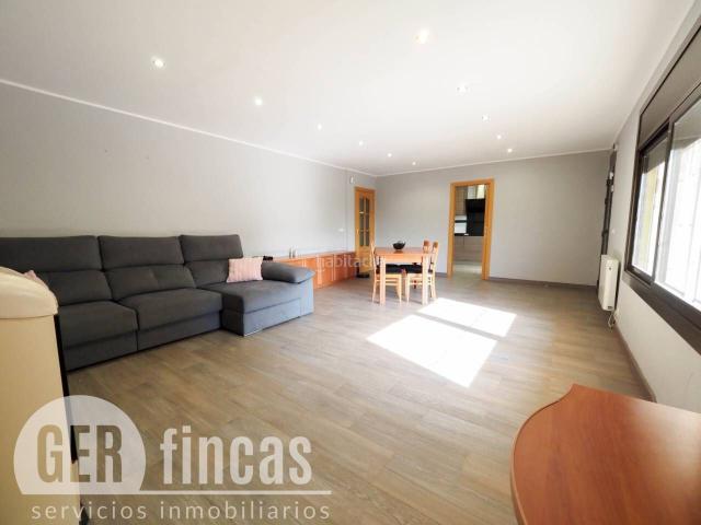 Casa en venta en Terrassa, Can Palet de Vista Alegre. con gran jardín, oportunidad para dos familias. Casas.