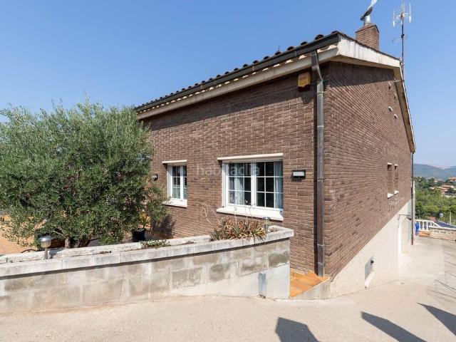 Casa en venta en Terrassa, Can Palet de Vista Alegre. Casa en venta en Terrassa con 5 habitaciones, jardín y piscina, Barcelona. Casas.