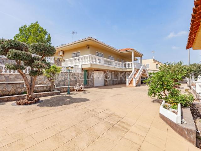 Casa en venta en Terrassa, Can Palet de Vista Alegre. Casa 4 vientos unifamiliar con piscina y vistas inmejorables. Casas.
