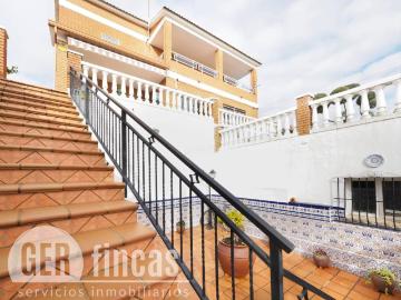 Casa en venta en Terrassa, Can Parellada. 4 vientos con cocina de verano, piscina y zona de barbacoa. Casas.