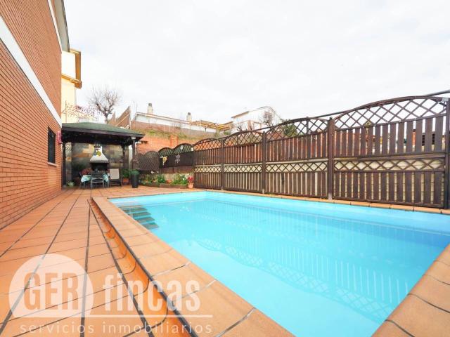 Casa en venta en Terrassa, Can Parellada. 4 vientos con cocina de verano, piscina y zona de barbacoa. Casas.