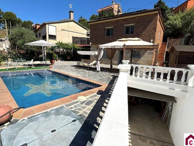 Casa en venta en Terrassa, Can Parellada. CASA 224 m Can Parellada TERRASSA 5hb 3b PK PISCINA. Casas.