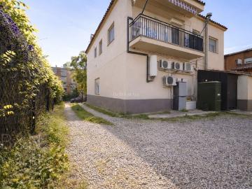 Casa en venta en Terrassa, Can Parellada. CASA INDEPENDIENTE CON TERRENO Y LOCAL ALQUILADO UNA OPORTUNIDAD ÚNICA EN CAN PARELLADA. Casas.