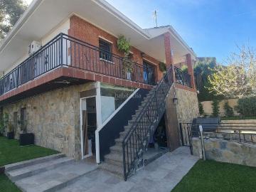 Casa en venta en Terrassa, Can Parellada. Espectacular casa independiente con piscina con jacuzzi y grandes espacios exteriores en Can Parellada Terrassa. Casas.