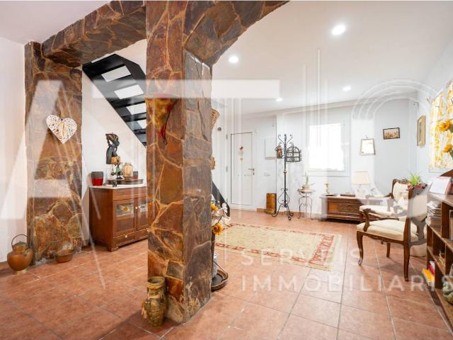 CASA EN VENTA EN TERRASSA, COMPLETAMENTE REFORMADA, 3 HABITACIONES, 2 BAÑOS, CON 2 TERRAZAS!