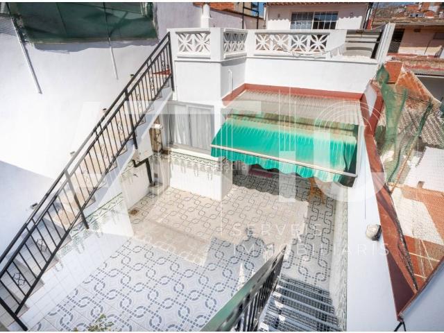 Casa en venta en Terrassa, La Maurina. OPORTUNIDAD! CASA EN VENTA EN TERRASSA LA MAURINA, 3 H, GARAJE, ESTUDIO POLIVALENTE DE 35m, TRASTERO, PATIO Y TERRAZA. Casas.