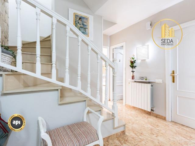 Casa en venta en Terrassa, Les Arenes La Grípia Can Montllor. Casa de diseño funcional con jardín y estudio abuhardillado en Terrassa. Casas.