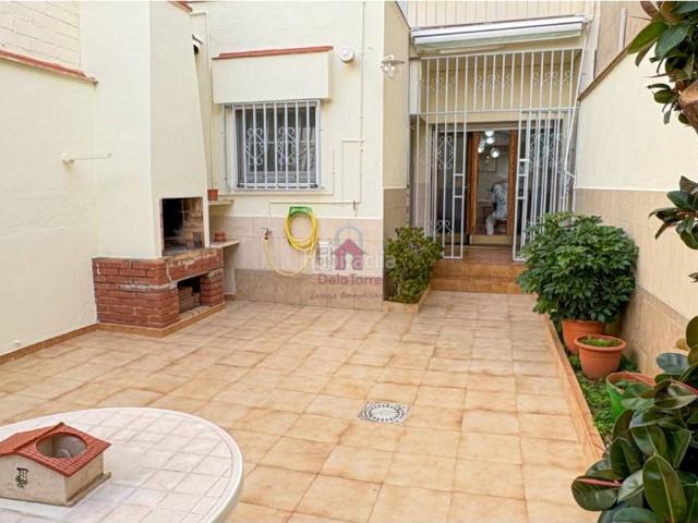 Casa en venta en Terrassa, Les Arenes La Grípia Can Montllor. Casa en venta en La Gripia, en Carrer Borges Blanques de 220m construidos con salida a patio de 40m, tres terrazas y. Casas.