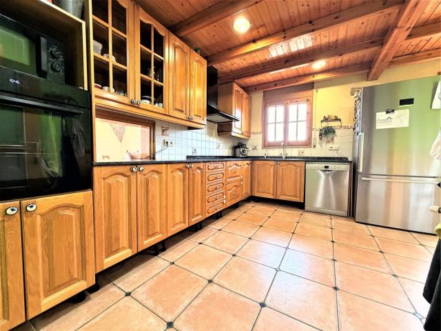 Casa en venta en Terrassa, Les Martines. Casa en venta en LES MARTINES, 5 dormitorios. Casas.