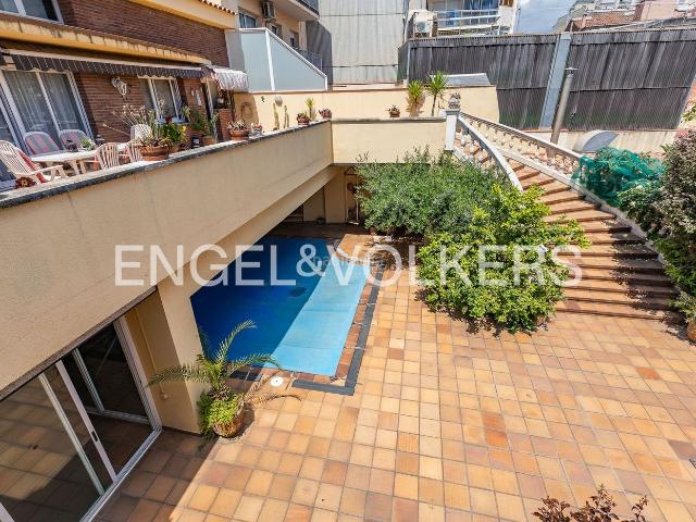 Casa en venta en Terrassa, Plaça Catalunya Escola Industrial. CASA A UN PASO DEL CENTRO DE TERRASSA CON 600m2 DE JARDIN. Casas.