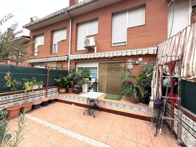 Casa en venta en Terrassa, Roc Blanc. CASA INDEPENDIENTE EN PUEBLO NUEVO. Casas.