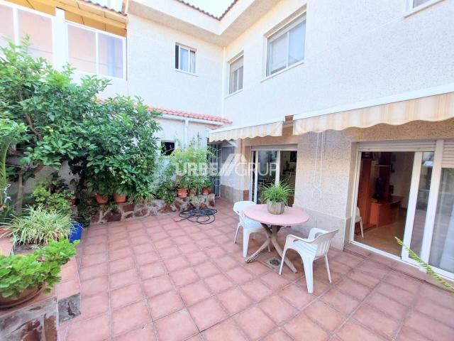 Casa en venta en Terrassa, Roc Blanc. GRAN CASA AL ROC BLANC DE TERRASSA CON 5 HABITACIONES, PARA UNA GRAN FAMILIA. Casas.