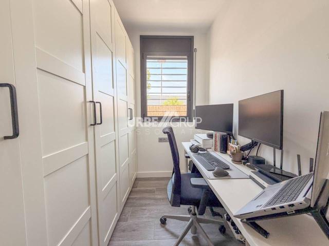 Casa en venta en Terrassa, Roc Blanc. ROC BLANC CASA INDEPENDIENTE TODA EN PLANTA DE 103 M2 DE 3 HABITACIONES Y DOS BAÑOS, ESTUDIO Y PATIO TODA REFORMADA. Casas.