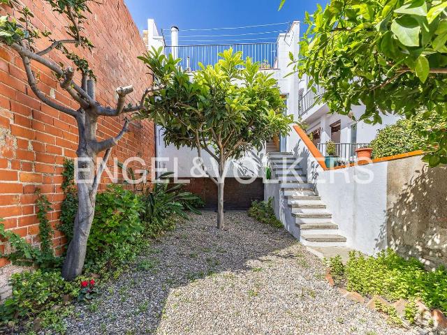 Casa adosada en venta en Terrassa, San Pere. Gran casa en la zona de Sant Pere. Casas adosadas.