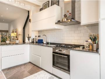 Casa en venta en Terrassa, Sant Pere Nord. Casa adosada reformada con estilo, gran patio y lista para entrar a vivir. Casas.