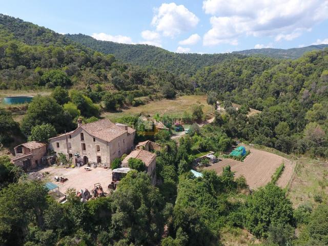 Casa en venta en Terrassa, Zona Esportiva. Masía en venta del siglo XVI con 194 hectáreas de terreno. Casas.