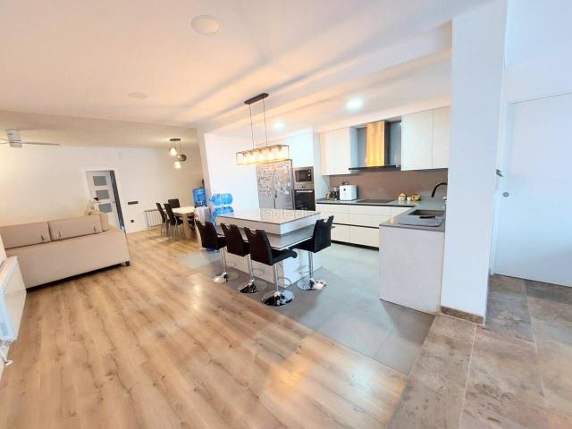 Casa en venta en Terrassa, Zona Esportiva. CASA ZONA OLIMPICA PUEBLO NUEVO MUY ESPACIOSA Y REFORMADA. Casas.