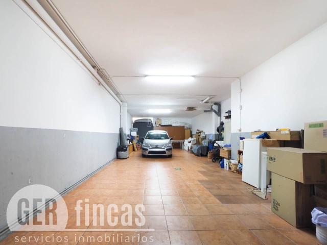 Casa en venta en Terrassa, Zona Esportiva. con garaje para 4 coches y patio privado. Casas.