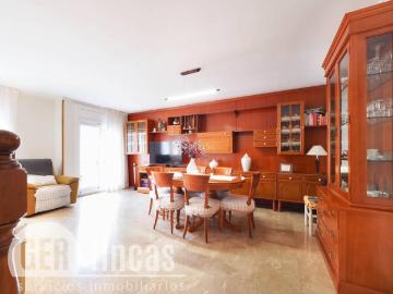 Casa en venta en Terrassa, Zona Esportiva. con garaje para 4 coches y patio privado. Casas.