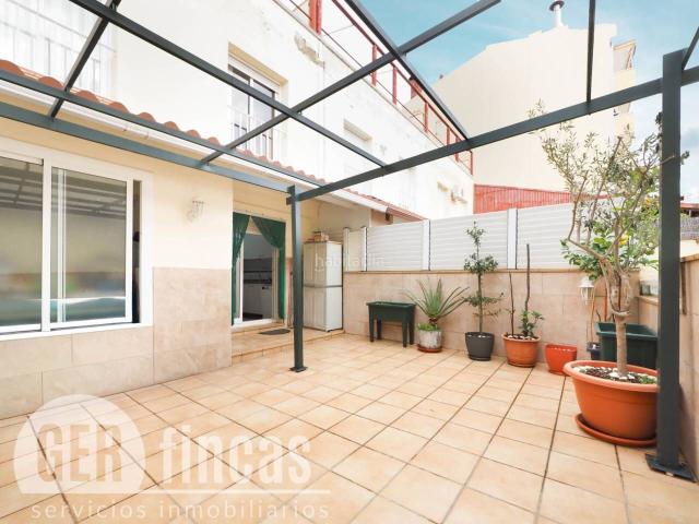 Casa en venta en Terrassa, Zona Esportiva. con garaje para 4 coches y patio privado. Casas.