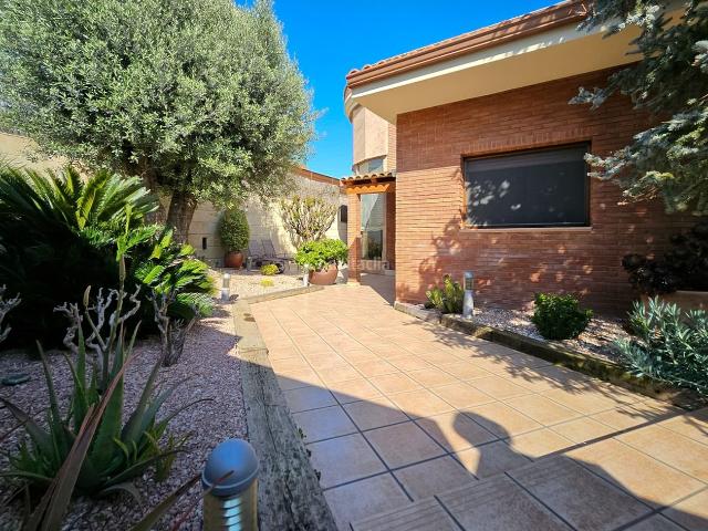 Casa en venta en Tiana. Magnífica casa a cuatro vientos en el corazón de Tiana: gran jardín, piscina y máximo confort. Casas.