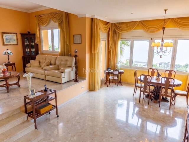 Casa en venta en Tiana. Excepcional villa en Badalona. Casas.