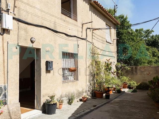Casa en venta en Tiana. Encantadora casa con gran potencial para reformar en Tiana. Casas.
