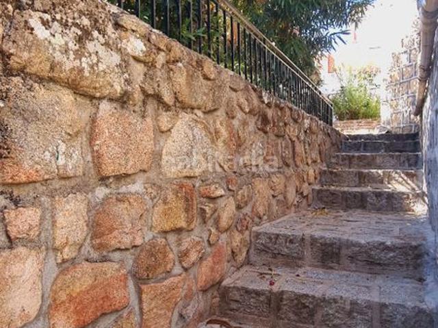Casa en venta en Tiemblo El. CASA INDEPENDIENTE, URB. LAS LADERAS, 4 DORMITORIOS, 2 BAÑOS, GARAJE, VISTAS AL CHARCO EL CURA. Casas Tiemblo.